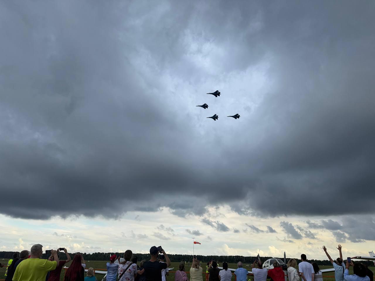 Фото «Встречают как рок-звезд»: Тысячи новосибирцев скандируют «Ура!» на авиашоу в Мочище. ОНЛАЙН 68